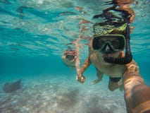 Selfie молодых пар в море стоковая фотография Selfie молодых пар в море стоковая фотография
