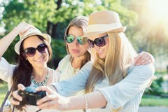 Selfie 3 привлекательных девушки фотографируя на летних отпусках стоковое изображение Selfie 3 привлекательных девушки фотографируя на летних отпусках стоковое изображение