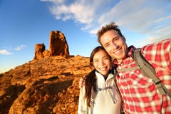 Selfie - счастливая пара принимая пеший туризм автопортрета стоковые изображения rf Selfie - счастливая пара принимая пеший туризм автопортрета стоковые изображения rf