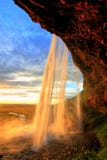 Seljalandfoss vattenfall på solnedgången, Island royaltyfri fotografi Seljalandfoss vattenfall på solnedgången, Island royaltyfri fotografi