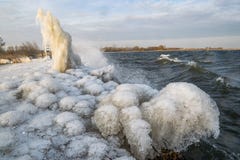 Seltsame Eisformen und -skulpturen auf dem Ufer von einem niederländischen See stockfotografie Seltsame Eisformen und -skulpturen auf dem Ufer von einem niederländischen See stockfotografie