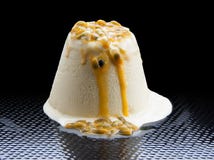 Semifreddo hecho en casa del helado Con los bloques de la piña foto de archivo Semifreddo hecho en casa del helado Con los bloques de la piña foto de archivo