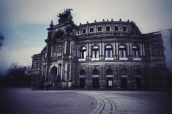 Semperoper Dresden i historisk opera för den Sachsen Tyskland i svartvitt i tysk är i fönstret arkivfoton Semperoper Dresden i historisk opera för den Sachsen Tyskland i svartvitt i tysk är i fönstret arkivfoton