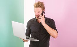 Sempre em linha Benefícios móveis do Internet A cobertura móvel ajuda a ser sempre dentro toque Os dispositivos mantêm o homem fi imagens de stock royalty free Sempre em linha Benefícios móveis do Internet A cobertura móvel ajuda a ser sempre dentro toque Os dispositivos mantêm o homem fi imagens de stock royalty free