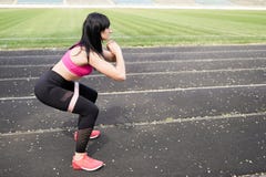 Sempre na boa forma Jovem mulher moderna na roupa do esporte que salta ao exercitar fora fundo da aptidão com lugar para fotos de stock royalty free Sempre na boa forma Jovem mulher moderna na roupa do esporte que salta ao exercitar fora fundo da aptidão com lugar para fotos de stock royalty free