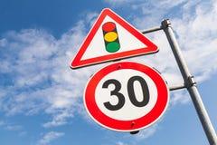 Semáforos y límite de velocidad 30 kilómetros por hora imagen de archivo Semáforos y límite de velocidad 30 kilómetros por hora imagen de archivo