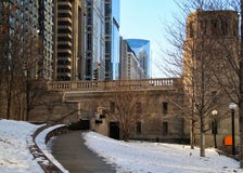 Sendero Nevado que dobla lejos del riverwalk en el lazo céntrico de Chicago fotos de archivo Sendero Nevado que dobla lejos del riverwalk en el lazo céntrico de Chicago fotos de archivo