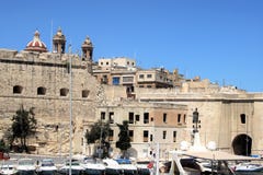 Senglea, Μάλτα, τον Ιούλιο του 2016 Ισχυροί οχυρώσεις και χώρος στάθμευσης των γιοτ μπροστά από τους στοκ εικόνες Senglea, Μάλτα, τον Ιούλιο του 2016 Ισχυροί οχυρώσεις και χώρος στάθμευσης των γιοτ μπροστά από τους στοκ εικόνες