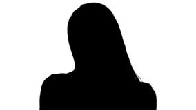 Senhora bonita dos jovens da silhueta na vista cor-de-rosa à câmera e no pensamento de algo que sorri levemente foto de stock Senhora bonita dos jovens da silhueta na vista cor-de-rosa à câmera e no pensamento de algo que sorri levemente foto de stock