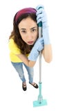 Senhora de limpeza esgotada e que toma uma ruptura imagem de stock Senhora de limpeza esgotada e que toma uma ruptura imagem de stock
