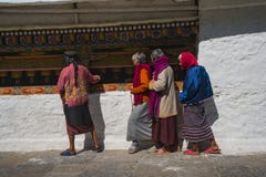 Senhoras idosas que rolam as rodas de oração, stupa de Chorten Kora, distrito de Trashiyangtse, Butão oriental imagens de stock Senhoras idosas que rolam as rodas de oração, stupa de Chorten Kora, distrito de Trashiyangtse, Butão oriental imagens de stock