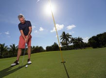 Senior Playing Golf Royalty Free Stock Images