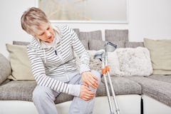 Senior woman with crutches and injury royalty free stock photography Senior woman with crutches and injury royalty free stock photography