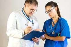 Seniora doktorski opowiadać z kolegą i dyskutuje traktowanie pacjent zdjęcia stock Seniora doktorski opowiadać z kolegą i dyskutuje traktowanie pacjent zdjęcia stock