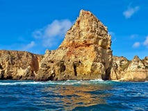 Senn énorme de falaises en voyage de bateau au-dessus de l'Océan Atlantique bleu au Portugal photos libres de droits Senn énorme de falaises en voyage de bateau au-dessus de l'Océan Atlantique bleu au Portugal photos libres de droits