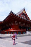 Sensoji-Tempel in Asakusa Mädchen in Sommerkimono yukata werden fotografiert stockbild Sensoji-Tempel in Asakusa Mädchen in Sommerkimono yukata werden fotografiert stockbild