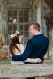 Sensuele echtgenoot en vrouw die onder overwelfde galerij in antiquiteit geruïneerd paleis koesteren Achter mening stock afbeelding Sensuele echtgenoot en vrouw die onder overwelfde galerij in antiquiteit geruïneerd paleis koesteren Achter mening stock afbeelding