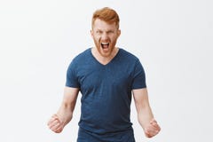 Sentez ma fureur Portrait de mâle roux masculin fort fâché et pissé outragé avec le poil, poings de serrage dans la colère photos stock Sentez ma fureur Portrait de mâle roux masculin fort fâché et pissé outragé avec le poil, poings de serrage dans la colère photos stock
