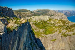 Sentiero per pedoni e Lysefjord, vista da Preikestolen, Norvegia fotografia stock libera da diritti Sentiero per pedoni e Lysefjord, vista da Preikestolen, Norvegia fotografia stock libera da diritti