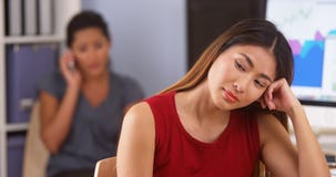 Sentiment japonais de femme d'affaires accablé avec le travail Images stock Sentiment japonais de femme d'affaires accablé avec le travail Images stock