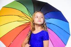 Sentiment protégé à ce jour d'automne Enfance heureux Temps d'école Petite fille avec le parapluie par temps pluvieux sérieux photos stock Sentiment protégé à ce jour d'automne Enfance heureux Temps d'école Petite fille avec le parapluie par temps pluvieux sérieux photos stock