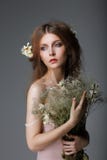 Sentimentalismo. Musa afetuoso Redhaired com as flores nos sonhos imagem de stock royalty free Sentimentalismo. Musa afetuoso Redhaired com as flores nos sonhos imagem de stock royalty free
