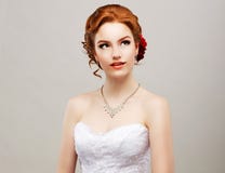 Sentimentaliteit. Romantische Rode Haarvrouw met Bloem in haar Hoofd. Vrouwelijkheid stock foto Sentimentaliteit. Romantische Rode Haarvrouw met Bloem in haar Hoofd. Vrouwelijkheid stock foto