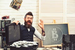 Sentimento aprovado Do papel moeda ? moeda cripto Homem farpado com dinheiro do dinheiro Homem de neg?cio na sala do servidor bea imagem de stock royalty free Sentimento aprovado Do papel moeda ? moeda cripto Homem farpado com dinheiro do dinheiro Homem de neg?cio na sala do servidor bea imagem de stock royalty free