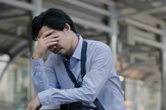 Sentimento asiático novo forçado do homem de negócio cansado e esgotado com seu trabalho fotografia de stock Sentimento asiático novo forçado do homem de negócio cansado e esgotado com seu trabalho fotografia de stock