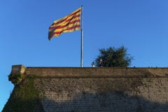 Senyera-Flagge an Montjuic-Schloss stockfotografie Senyera-Flagge an Montjuic-Schloss stockfotografie