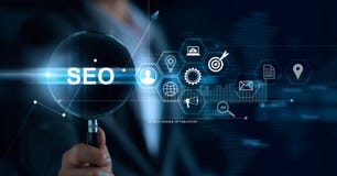 SEO Search Engine Optimization Marketing-concept Zakenman met vergrootglas het in hand zoeken op website en netwerk stock foto SEO Search Engine Optimization Marketing-concept Zakenman met vergrootglas het in hand zoeken op website en netwerk stock foto