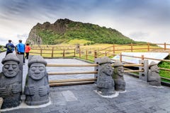 Seongsan Ilchulbong, auch genannt Sunrise Peak und das ein Wor ist lizenzfreie stockbilder Seongsan Ilchulbong, auch genannt Sunrise Peak und das ein Wor ist lizenzfreie stockbilder