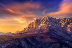 Seoraksanbergen bij zonsopgang, Korea stock afbeelding Seoraksanbergen bij zonsopgang, Korea stock afbeelding