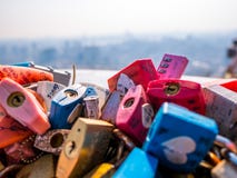 Seoul, Coreia do Sul - 16 de abril de 2018: Ame a chave e a arquitetura da cidade na montanha namsan na temporada de verão na tor imagens de stock royalty free Seoul, Coreia do Sul - 16 de abril de 2018: Ame a chave e a arquitetura da cidade na montanha namsan na temporada de verão na tor imagens de stock royalty free