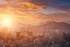 Seoul stad i härlig solnedgång med det Seoul tornet, Sydkorea royaltyfri fotografi Seoul stad i härlig solnedgång med det Seoul tornet, Sydkorea royaltyfri fotografi
