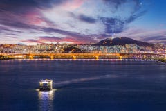 Seoul stad och bro, härlig natt av Korea med det Seoul tornet fotografering för bildbyråer Seoul stad och bro, härlig natt av Korea med det Seoul tornet fotografering för bildbyråer