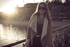 Sepiowy stonowany retro portret piękna dziewczyna wewnątrz zdjęcia stock Sepiowy stonowany retro portret piękna dziewczyna wewnątrz zdjęcia stock