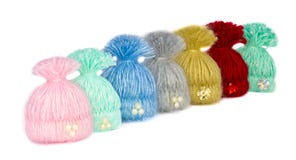 Sept beaux chapeaux multicolores - broches faites main alignées photo stock Sept beaux chapeaux multicolores - broches faites main alignées photo stock