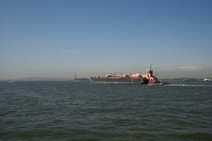 13 september, 2017, de Haven van New York, New York Lege Stookolieaak die door Tug Boat aan Haven Newark, New Jersey worden geduw royalty-vrije stock foto 13 september, 2017, de Haven van New York, New York Lege Stookolieaak die door Tug Boat aan Haven Newark, New Jersey worden geduw royalty-vrije stock foto