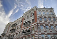 September 12, 2010 - forntida historisk arkitektur i mitten av Kiev mot den bl arkivfoto September 12, 2010 - forntida historisk arkitektur i mitten av Kiev mot den bl arkivfoto
