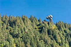 14. September 2018 - Juneau, Alaska: Skybridge an der Spitze des Bergs Roberts Tram lizenzfreies stockbild 14. September 2018 - Juneau, Alaska: Skybridge an der Spitze des Bergs Roberts Tram lizenzfreies stockbild