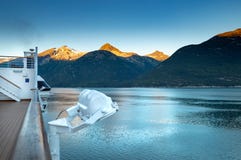 September 15, 2018 - Skagway, AK: Ottasikt av den Taiya öppningen från kryssningskeppet arkivbilder September 15, 2018 - Skagway, AK: Ottasikt av den Taiya öppningen från kryssningskeppet arkivbilder