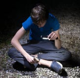 Septentrionalis Treefrog Osteopilus кубинца Мальчик светит электрофонарю и взглядам на лягушке, которая сидит на его руке ноча стоковые фото Septentrionalis Treefrog Osteopilus кубинца Мальчик светит электрофонарю и взглядам на лягушке, которая сидит на его руке ноча стоковые фото