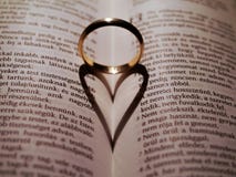 Serce kształtujący cień na biblii obrazy stock Serce kształtujący cień na biblii obrazy stock