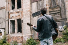 Serenad för aktör för konstnär för musikergitarrspelare arkivbilder Serenad för aktör för konstnär för musikergitarrspelare arkivbilder