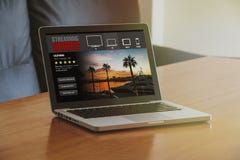 Seriale telewizyjni leje się usługa: Laptop z lać się wideo usługową stronę internetową w ekranie fotografia stock Seriale telewizyjni leje się usługa: Laptop z lać się wideo usługową stronę internetową w ekranie fotografia stock