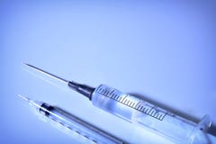 Seringue et ampoule médicales en plastique photographie stock Seringue et ampoule médicales en plastique photographie stock