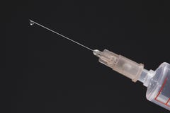 Seringue médicale avec une gouttelette images libres de droits Seringue médicale avec une gouttelette images libres de droits