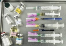 Seringues chargées avec le médicament à côté des fioles de médecine préparées dans l'hôpital images stock Seringues chargées avec le médicament à côté des fioles de médecine préparées dans l'hôpital images stock