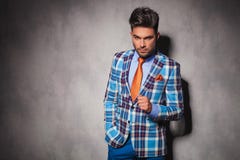 Serious young man in suit and tie standing Stock Photography Serious young man in suit and tie standing Stock Photography